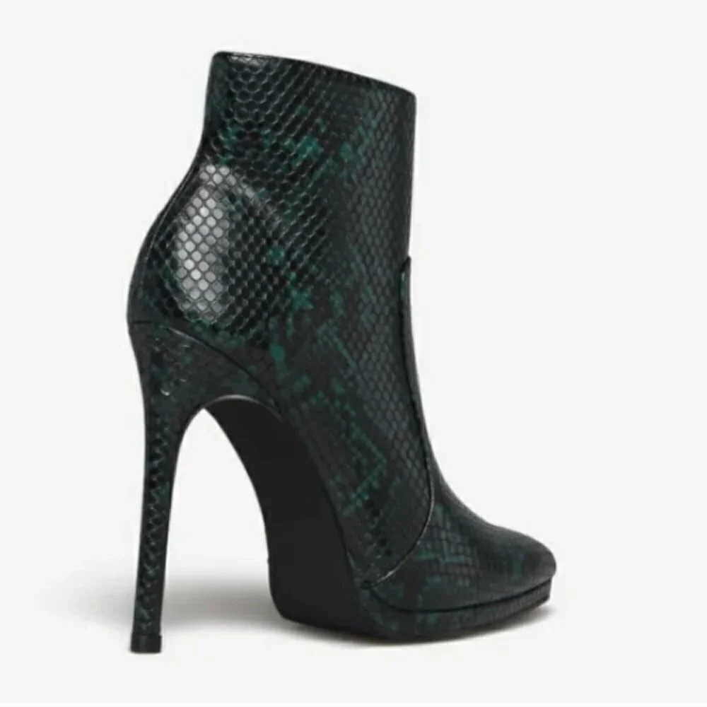 Shoedazzle Daiane Pointed-Toe Bootie 10 Ponderosa Pine green black